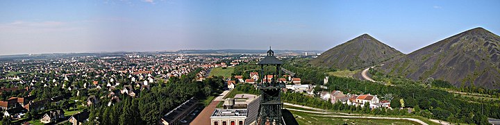 Vue de Liévin (à gauche) prise en 2005 depuis le site Écopôle Fosse 11/19 de Loos-en-Gohelle (à droite).