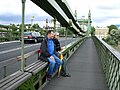 Benk på Hammersmith Bridge i London.