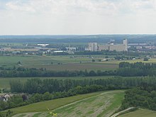 Photographie des bâtiments de la zone industrielle de Vitry-Marolles et des champs alentour.