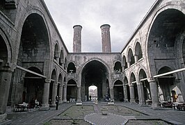 Interior de la Madrasa Çifte Minareli