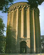 Torre Toghrol en Rayy, al sur de la actual Teherán (Irán), construida en 1139 como la tumba del sultán selyúcida Tughril