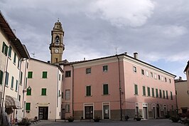 Piazza De Larderel met de kerk van San Giovanni Battista