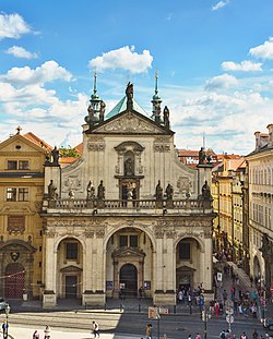 Kostel Nejsvětějšího Salvátora v pražském Klementinu, pohled od Křižovnického náměstí