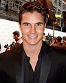 Robbie Amell interpreta Nathan Brown