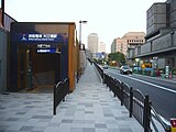駅周辺。右は日本銀行大阪支店で、その背後は大阪市役所 （2008年10月19日）