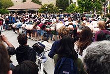 Studenti Univerziteta Stanford (Stanford University) izvode "masovno mjesečenje" u maju 1995.