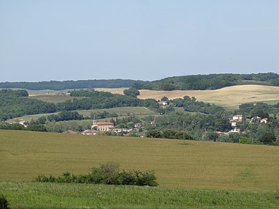 Le village et les coteaux alentour en mai 2021.