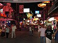 Ulica w Pattayi na południu Tajlandii nocą
