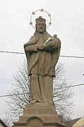Socha svatého Jana Nepomuckého u kostela v Liblicích (Q66564827) 02.jpg