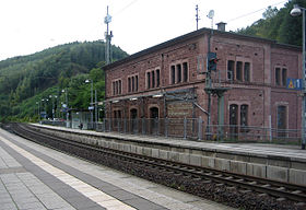 Bahnhof Frankenstein mit ehemaligem Empfangsgebäude im Hintergrund
