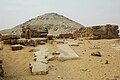 Zugang zum Totentempel des Djedkare-Isesi mit den Überresten der Pylone/Turmmassiven