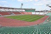 Photographie d'un stade de football entouré d'une piste d'athlétisme.