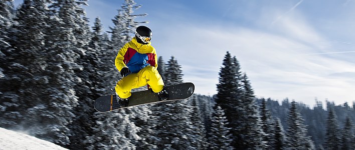 Snowboarder in flight (Tannheim, Austria)