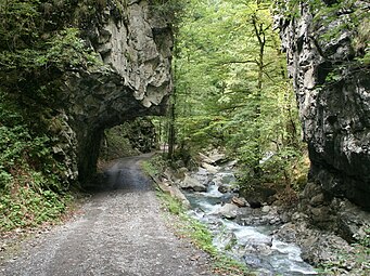 Der Fahrweg wurde teilweise aufwändig in den Fels gehauen.