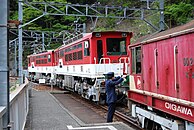 Einem talwärts fahrendem Zug werden in Nagashima Dam zwei elektrische Zahnradlokomotiven ED 90 vor­gespannt.