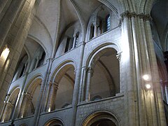 Élévation à trois niveaux avec coursive, Église Saint-Étienne de Caen.