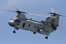 CH-46 של חיל נחתים מעל הנטינגטון ביץ', קליפורניה באוקטובר 2011.