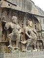 Statues monumentales d'esprits protecteurs sur les rochers des grottes de Longmen, VIIIe siècle.