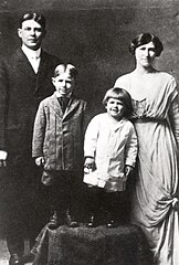 c. 1916–17. De la stânga la dreapta: Tatăl Jack, fratele mai mare Neil, Reagan (cu tunsoarea de „băiat olandez”) și mama Nelle