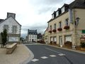 Rue principale du bourg (en direction de Guerlesquin).