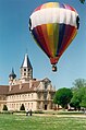 Une montgolfière devant l'abbaye.