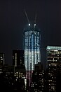 La Freedom Tower la sera del 10 settembre 2011 illuminata con i colori della bandiera statunitense in commemorazione del 10º anniversario dell'11 settembre.