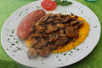 Polenta, Pilze und Bratwurst