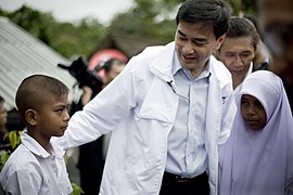 رئيس وزراء تايلاند بجانب أطفال مسلمون.