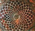 Interior de la cúpula, amosando'l trabayu xeométricu en pedrería