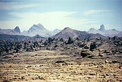 Photo d'une chaîne de montagnes dans un désert aride