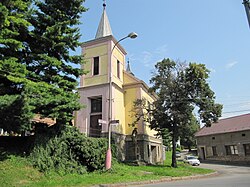 Kaple Povýšení sv. Kříže z r. 1928 a pomník obětem I. světové války