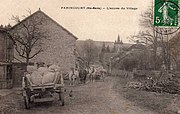 Attelages de chevaux à l'entrée du village vers 1905.