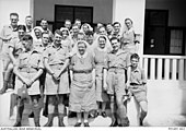 Skupinová fotografie zdravotních sester a dalších příslušníků 2./4. stanice první pomoci. Uprostřed přední řady I. M. Drummondová