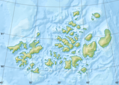 Mapa konturowa Ziemi Franciszka Józefa, blisko centrum u góry znajduje się punkt z opisem „Wyspa Jacksona”