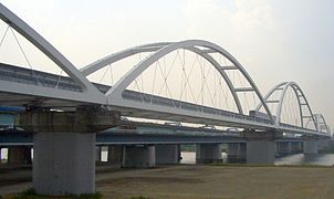 Torikai ohasi (Torikai big bridge 鳥飼大橋) - sul fiume Yodo, Osaka, Japan.