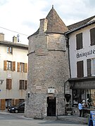 L'une des tours de l'ancienne enceinte abbatiale : la tour du Portier