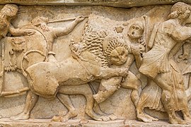 Trésor de Siphnos : combat des dieux et des Géants. Le char de Cybèle est tiré par des lions qui dévorent les Géants équipés en hoplites.