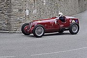 Alfa Romeo Tipo C 8C-35 auf dem Circuito di Bergamo (2014), ge­fahren von Arturo Merzario. Es ist der Originalwagen, den Tazio Nuvolari auf derselben Strecke fuhr.