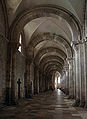 Arcs-doubleaux (XIIe siècle) séparant les travées surmontées de voûtes d'arêtes d'une nef latérale de la basilique Sainte-Marie-Madeleine de Vézelay.