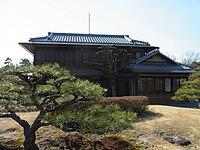 西園寺公爵家の別荘だった和館「坐漁荘」。大正9年に西園寺公望公爵が静岡県興津に建設したもので、邸内には竹の意匠をふんだんに用いているのが特徴的である。昭和4年の増築で洋室も加えられた。現在は愛知県犬山市にある博物館明治村に移築されている[190]。