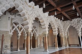 Salón Dorado de de La Aljafería, el palacio que mandó erigir el rey Al-Muqtadir en 1065, ejemplo de arte taifa.