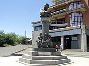 Het standbeeld van Tigran Petrosjan in de gelijknamige straat