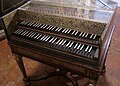 由法國製造商Pierre Donzelague家族於1716年所製造的雙排鍵盤的大鍵琴（晚期作品）