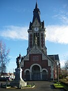 Le monument aux morts et l'église.