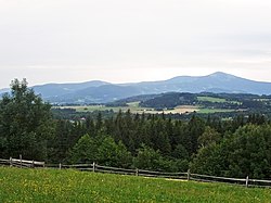 Pohled na Beskydy z Kunčic pod Ondřejníkem, vpravo Lysá Hora.