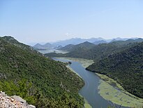 Partea de vest a Lacului Skadar aproape de Rijeka Crnojevića