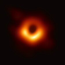 Imatge del forat negre central de Messier 87 presa pel Telescopi Event Horizon.