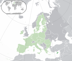 Cyperns placering i lysegrønt, som viser Republikken Cypern i mørkere grøn og den selverklærede republik Nordcypern i lysere grøn, mens resten af EU er vist i nedtonet grøn.