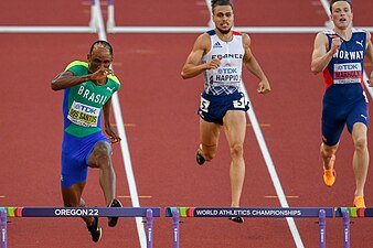 O brasileiro Alison dos Santos corre para o ouro nos 400 m c/ barreiras.