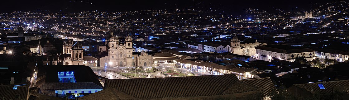 Imaxe nocherniega de la Plaza d'Armes de la ciudá del Cuzco.